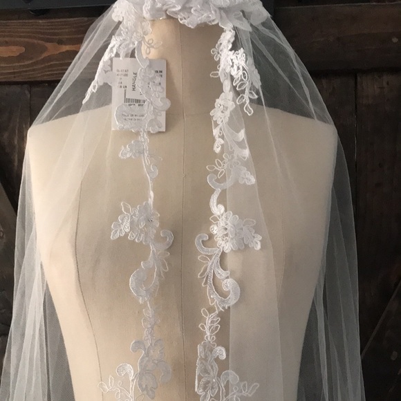 Davids Bridal One Tier Lace Applique Comb Veil - Picture 9 of 14